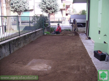 giardino livellato dopo lo scavo per la posa tubi irrigazione pronto per la semina